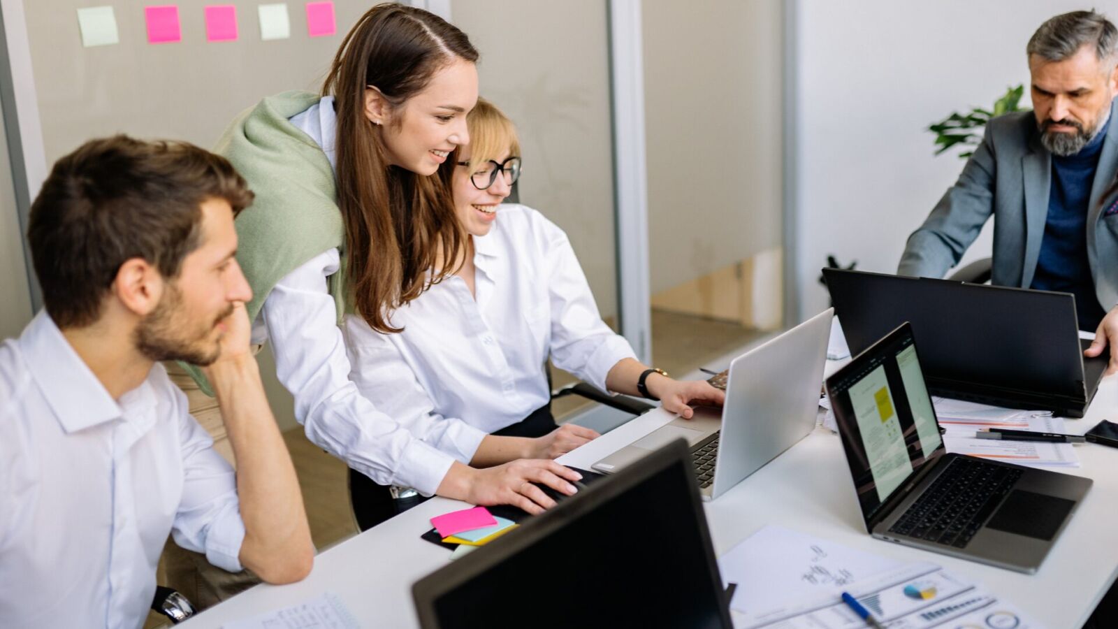 Digitálne zručnosti nie sú luxus, sú povinnosť: Prečo slovenské firmy narážajú na „sklenený strop“ technológií?